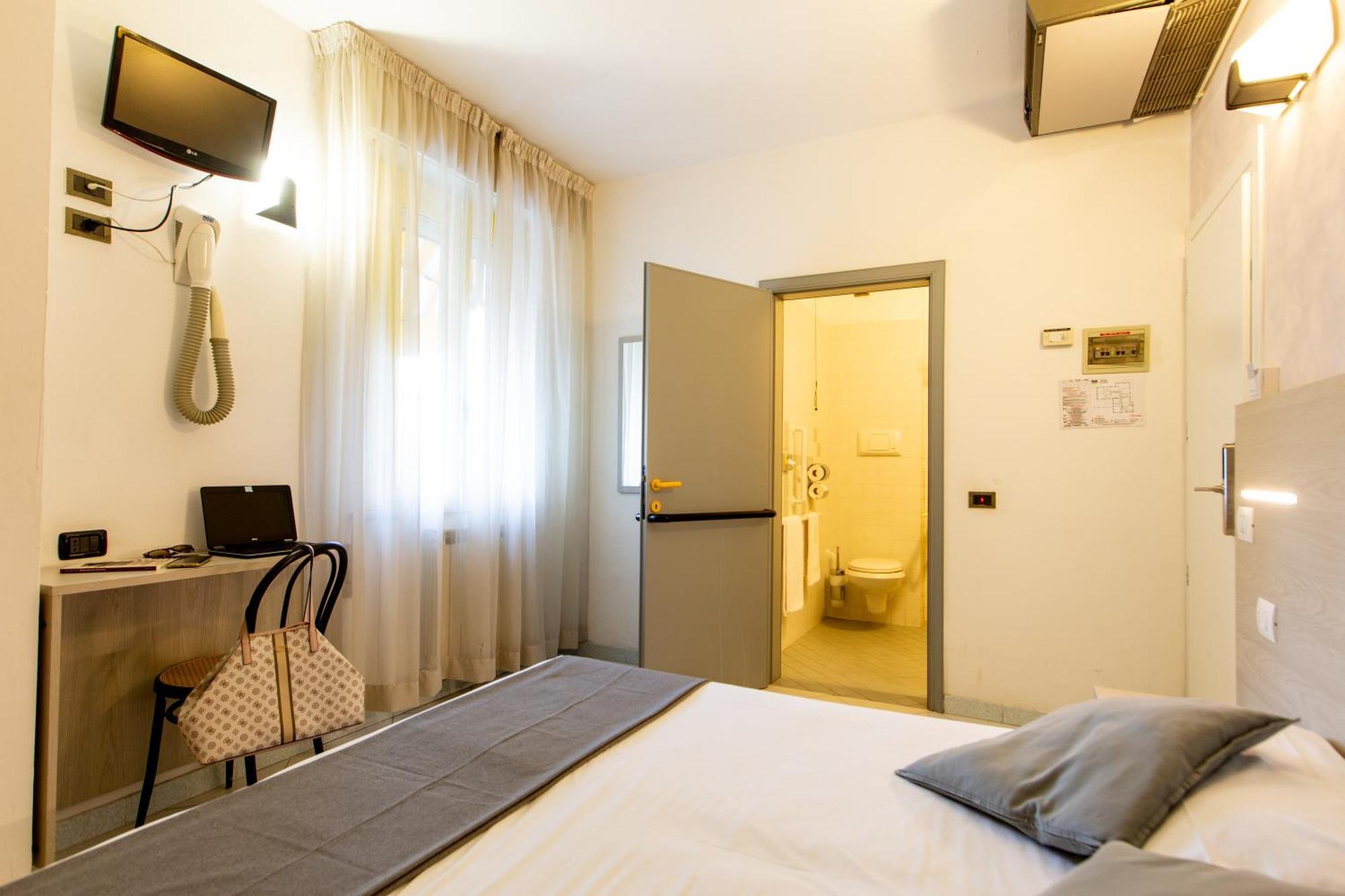 Hotel Marzia Con Piscina Riccione Exterior photo